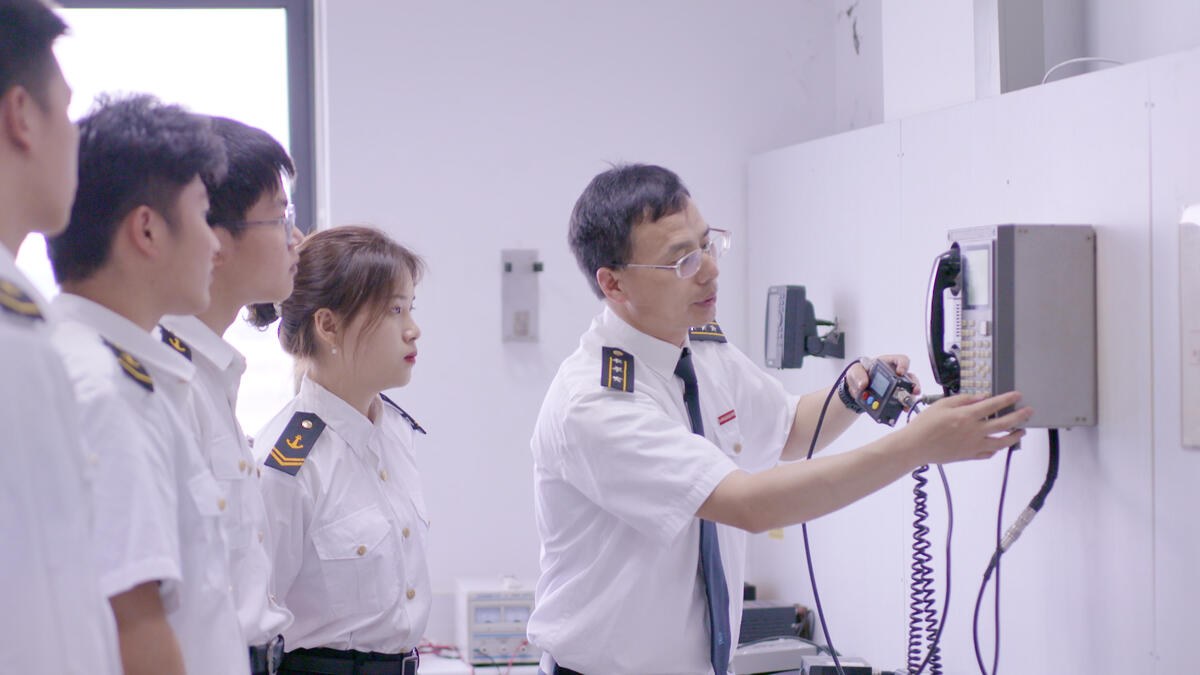 党员教师授课.jpg 党员教师授课.jpg